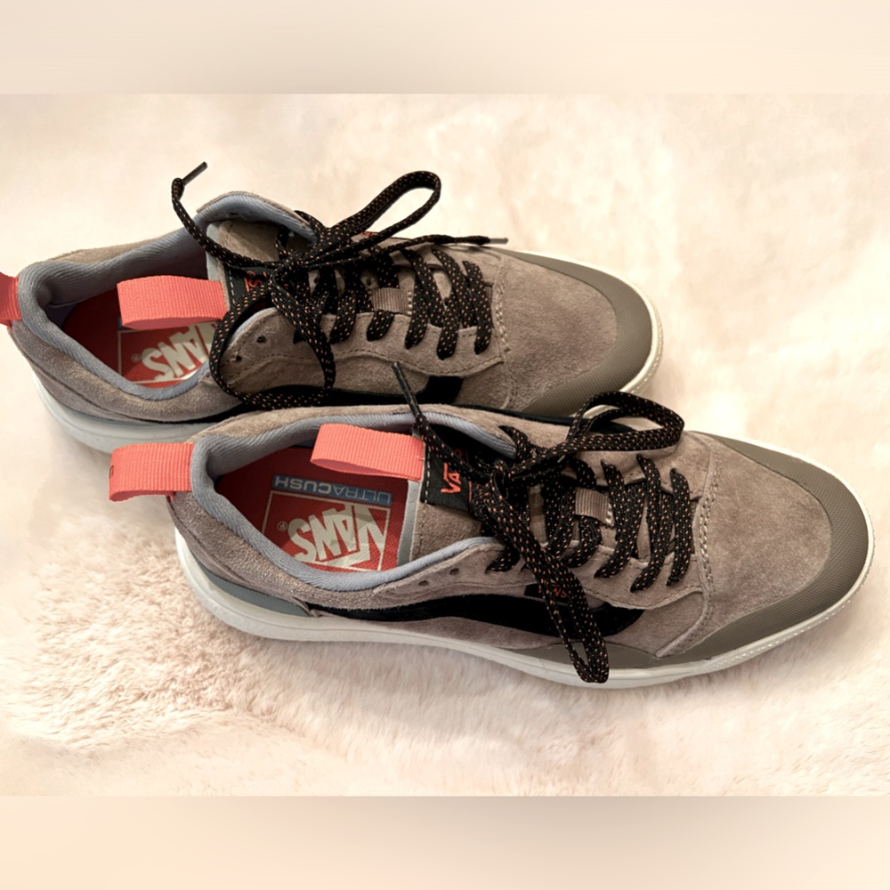 Vans Ultra Cush Kicks - Mens 6, Womens 7.5